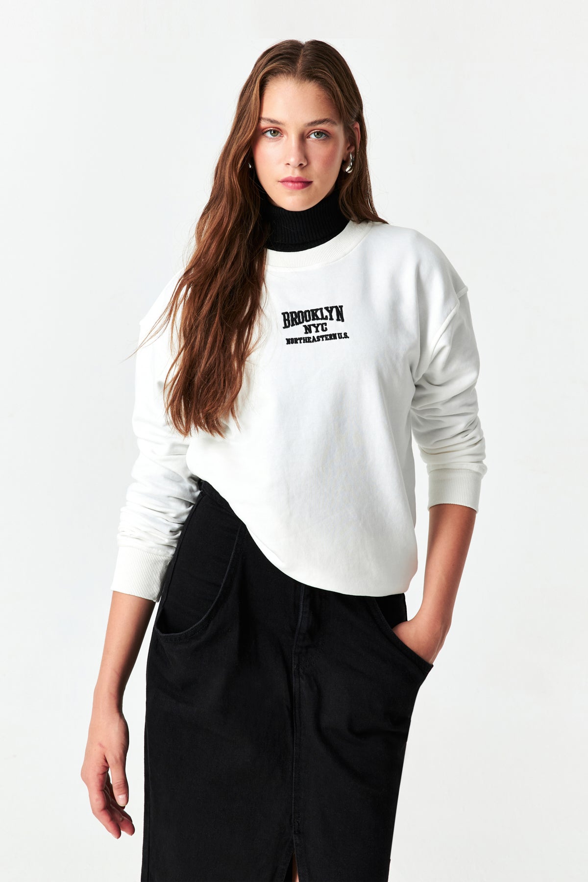 Kadın Ekru Renk Brooklyn Nakışlı Oversize Üç İplik Sweatshirt