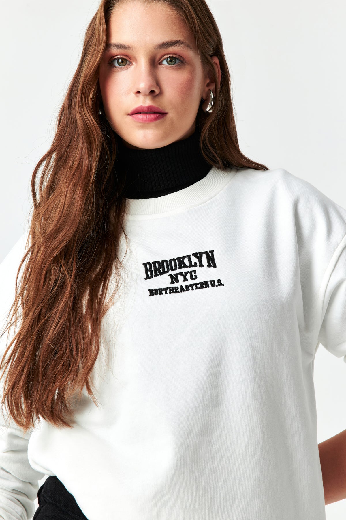 Kadın Ekru Renk Brooklyn Nakışlı Oversize Üç İplik Sweatshirt