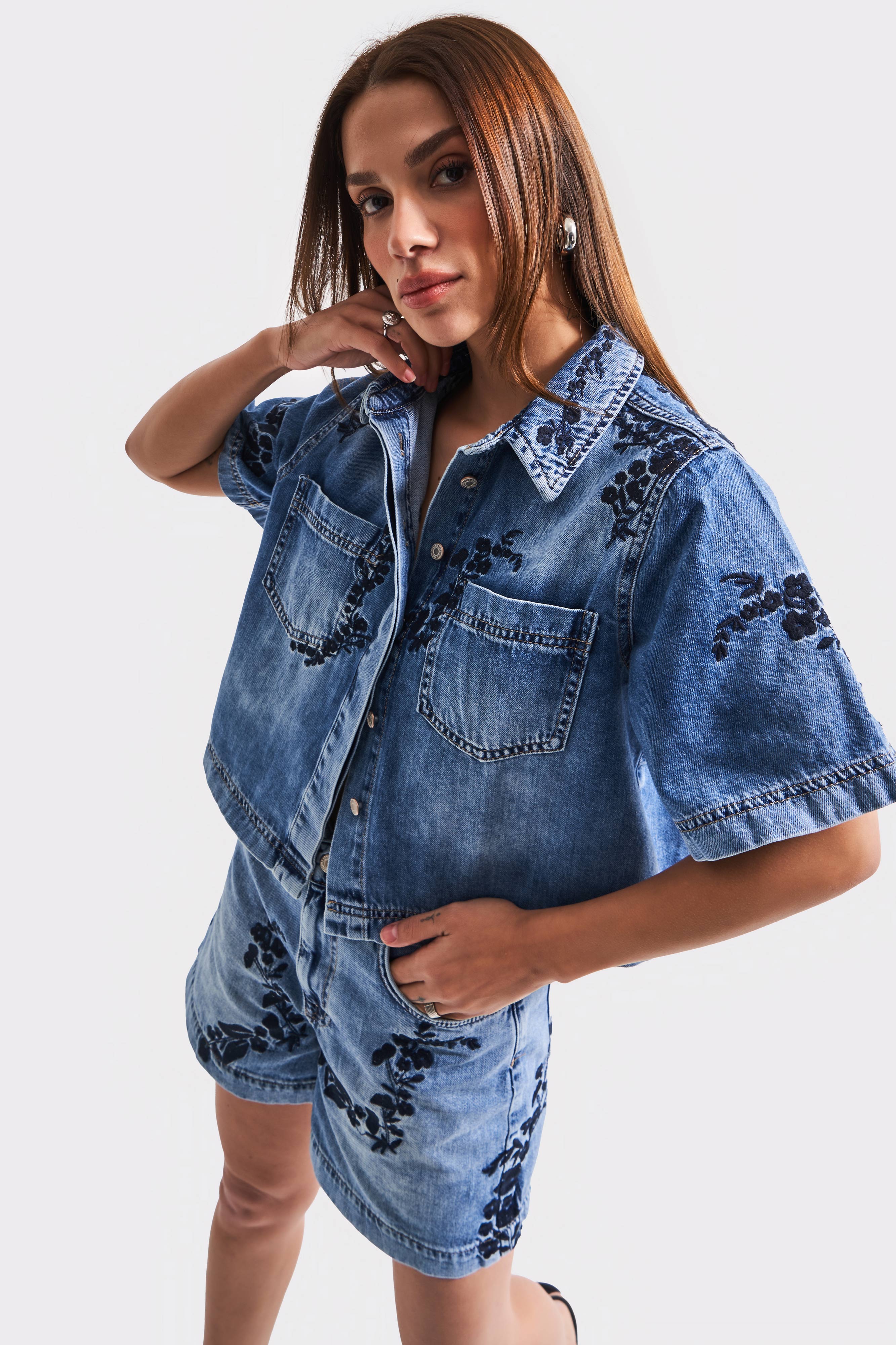 Kadın Kot Rengi 4S5-27 Çiçek Nakışlı Oversize Yarım Kol %100 Koton Tasarım Denim Gömlek