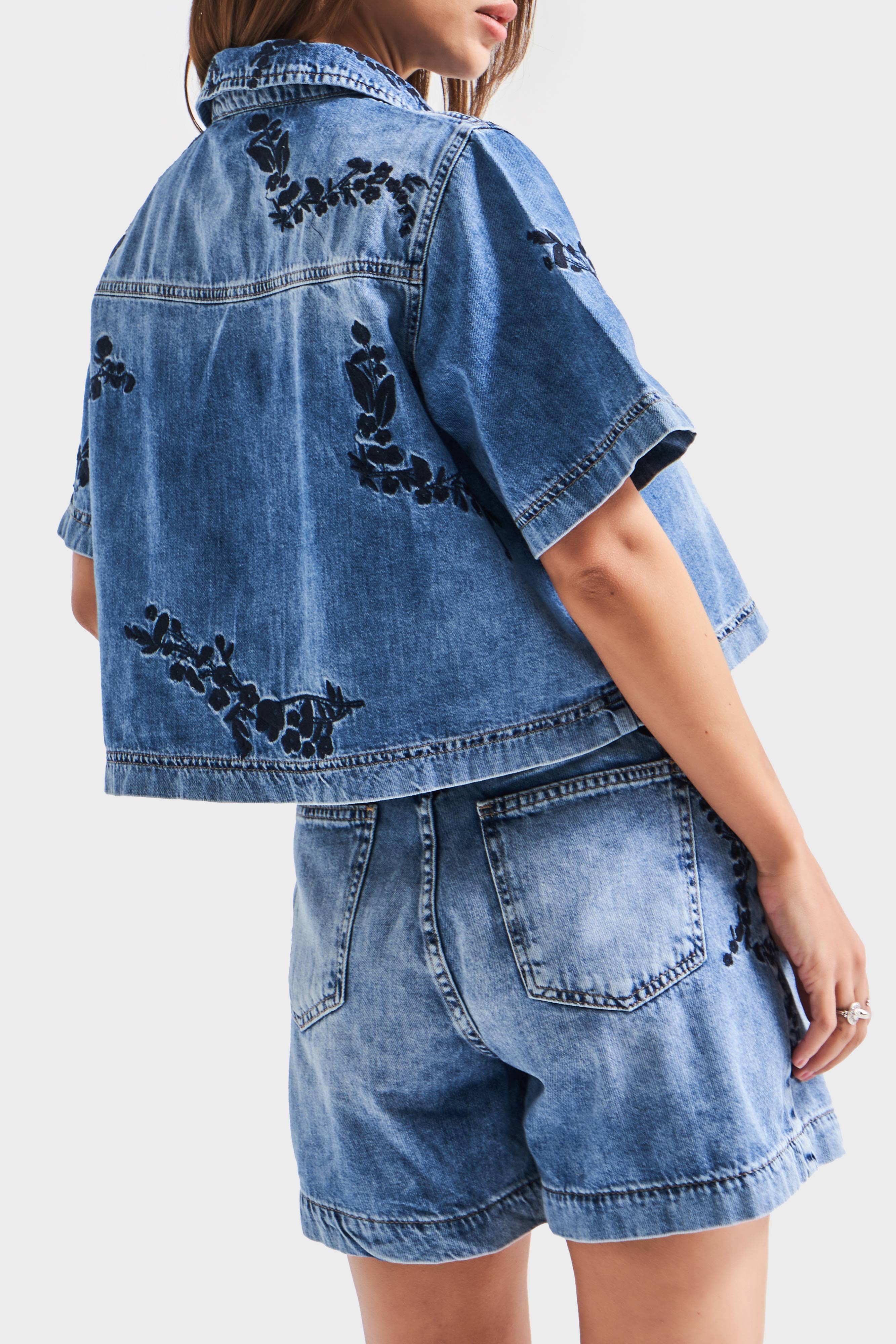 Kadın Kot Rengi 4S5-27 Çiçek Nakışlı Oversize Yarım Kol %100 Koton Tasarım Denim Gömlek