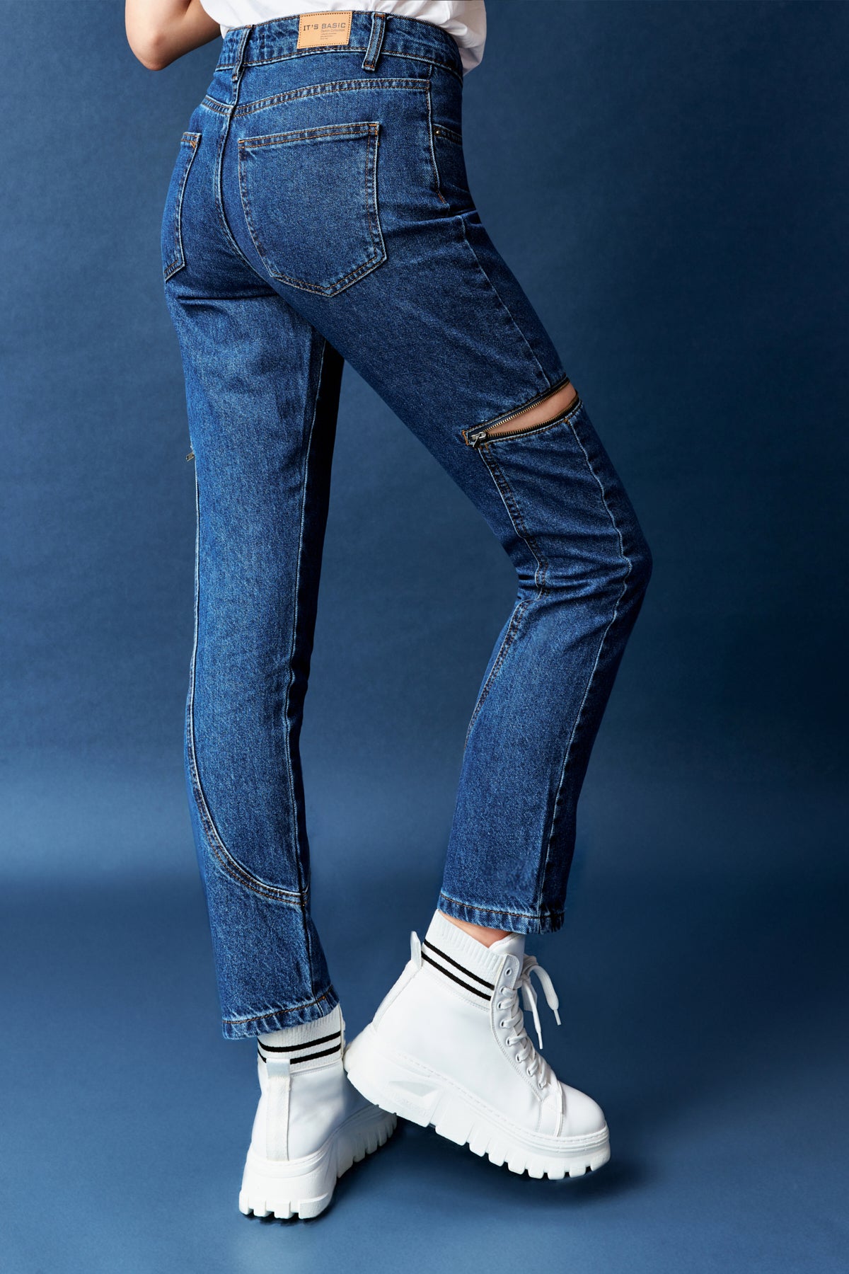 Kadın Koyu Mavi Renk Fermuar Detaylı Mom Fit Denim Pantolon