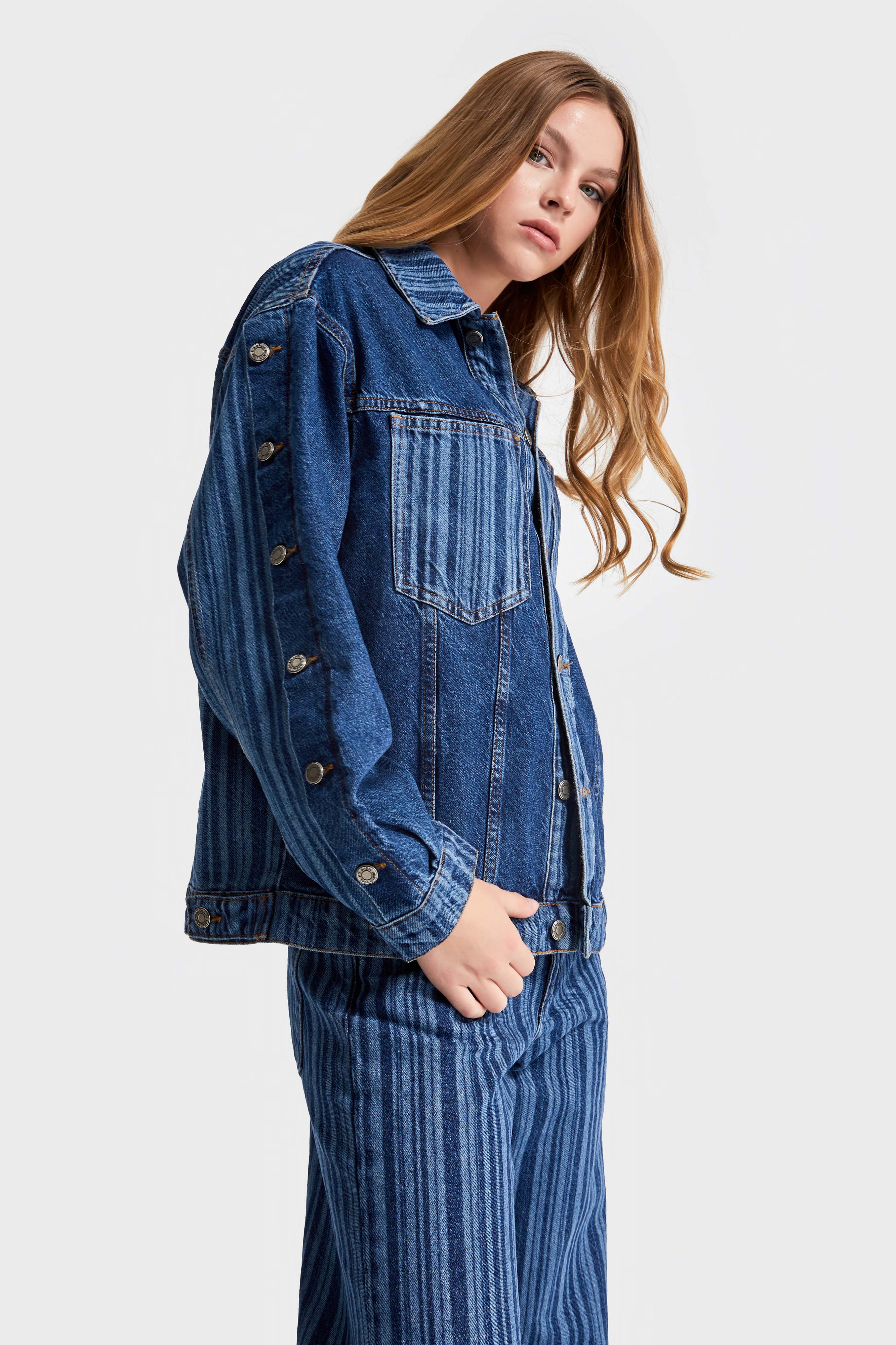 Kadın Mavi Renk Özel Çizgili Kumaş Oversize Tasarım Denim Ceket