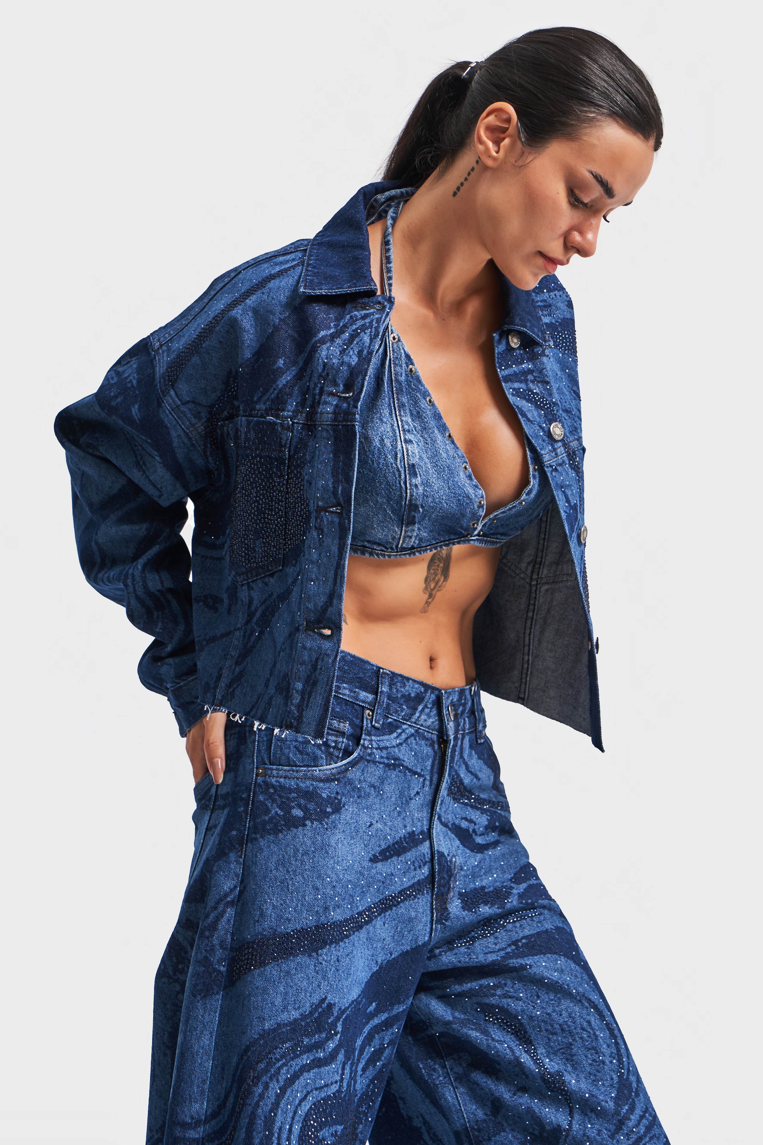 Kadın Mavi Renk Parlak Taş Detaylı Crop Fit Denim Ceket