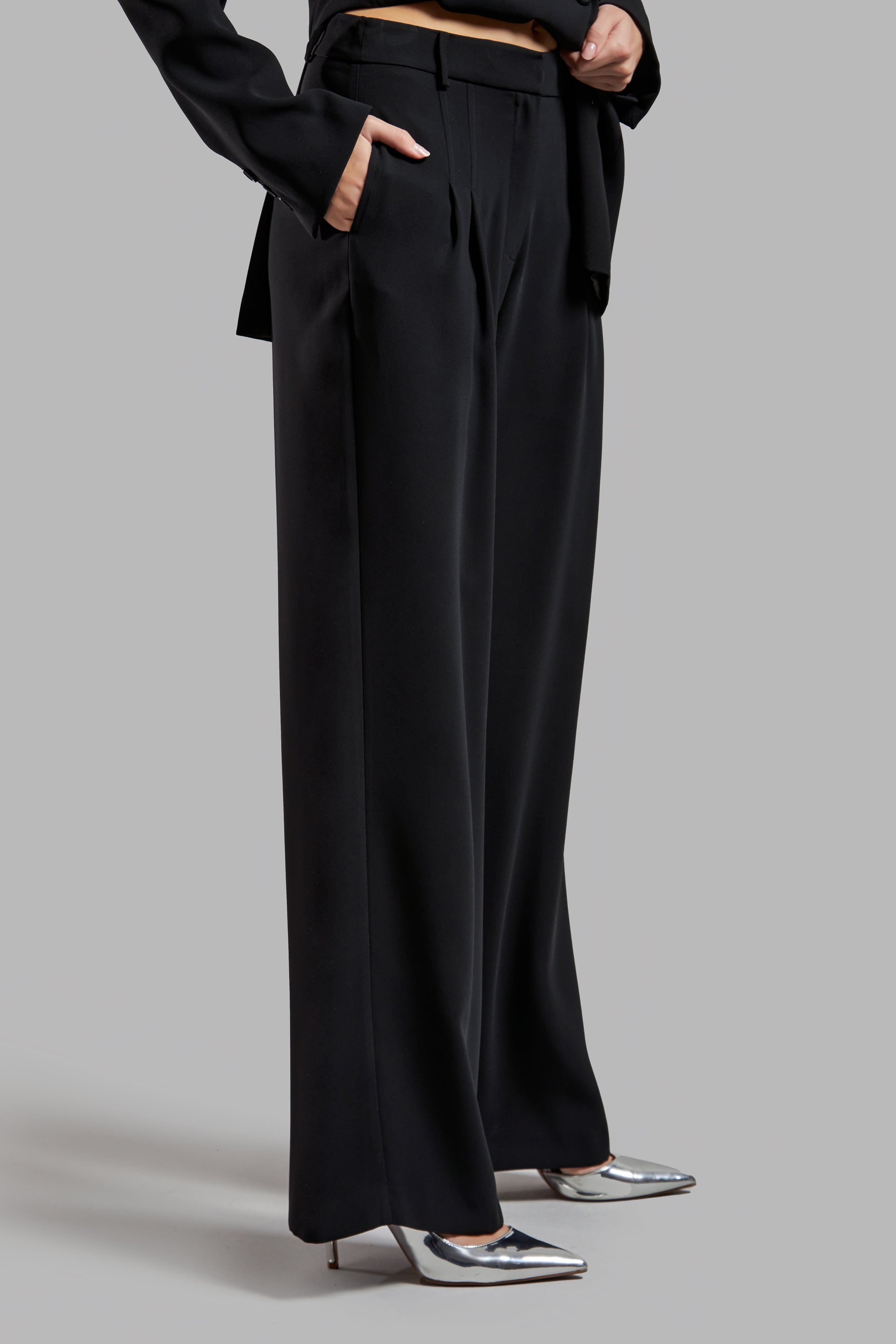 Women's Black Color Loose Cut Pleated Flowy Fabric Trousers