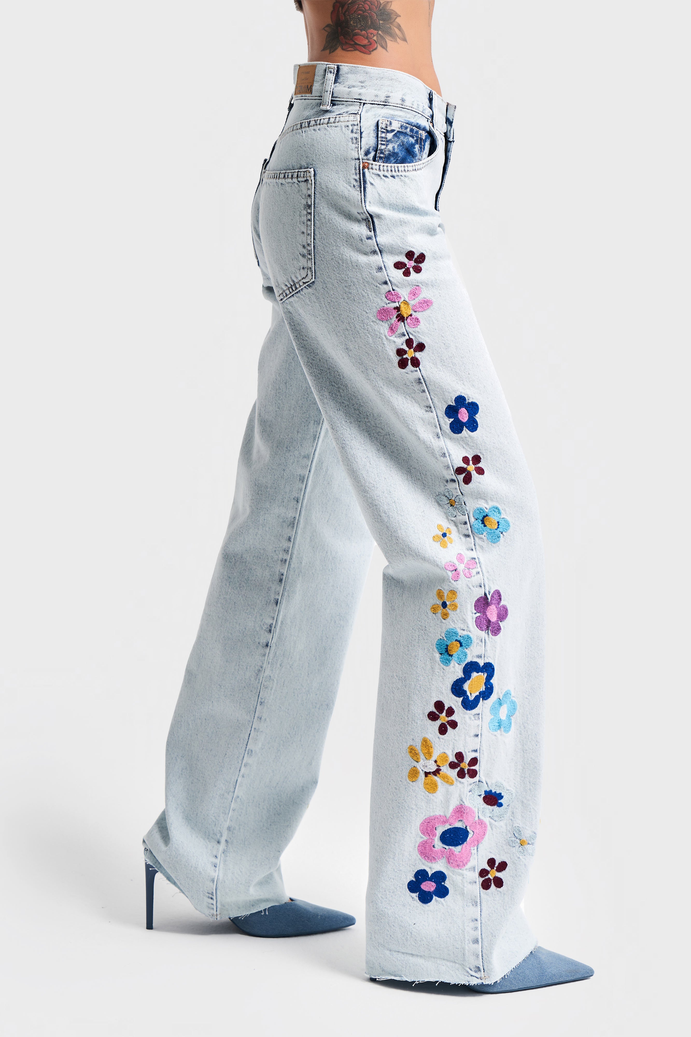 Women Snow Jeans Color Floral Embroidered Loose Fit Design Denim